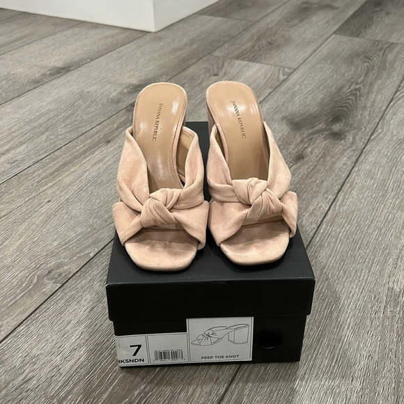 Banana Republic Shoes - Banana Republic Blush suede chunky heel sandals